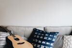 Une guitard sur un canapé