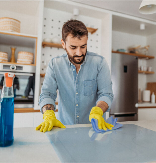 Homme faisant le ménage Homme faisant le ménage Les avantages du chèque CESU Domiserve pour les entreprises