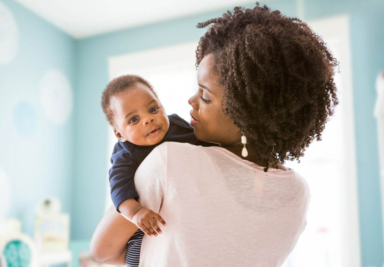Femme et bébé profitant d'un moment complice Femme et bébé profitant d'un moment complice Les avantages du chèque CESU Domiserve pour les entreprises.