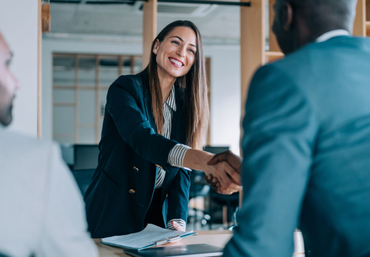 Collaborateurs en salle de réunion, en plein échange le CESU Domiserve permet au CSE de donner du pouvoir d'achat aux collaborateurs