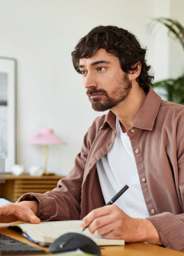 Homme en télétravail en train de prendre des notes Homme en télétravail en train de prendre des notes L'expertise de Domiserve dans l'organisation des services à la personne au service des organismes de protection sociale